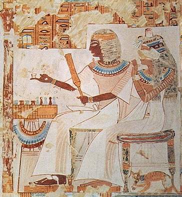 На древнеегипетской фреске из Бени-Хасана кошка в ошейнике расположилась рядом с хозяйкой дома. Ок. 3000 до н. э.